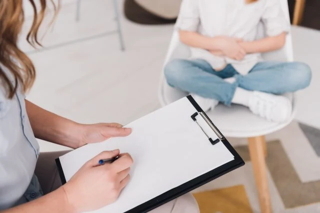 Psychologická konzultace s dítětem pro téma citové deprivace.