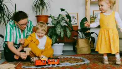 Rodina hraje s dítětem na podlaze v obývacím pokoji.