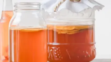 Sklenice s fermentující kombuchou připravené k pití nebo vyhození.