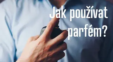 Muž aplikuje toaletní vodu na ruku před použitím.