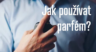 Muž aplikuje toaletní vodu na ruku před použitím.