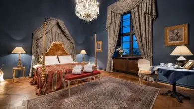 Luxusní pokoj v čtyřhvězdičkovém hotelu s kanopem.