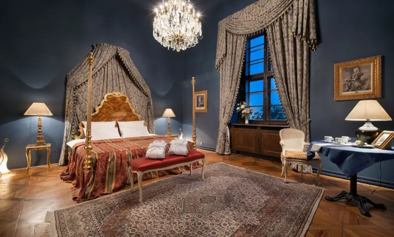 Luxusní pokoj v čtyřhvězdičkovém hotelu s kanopem.
