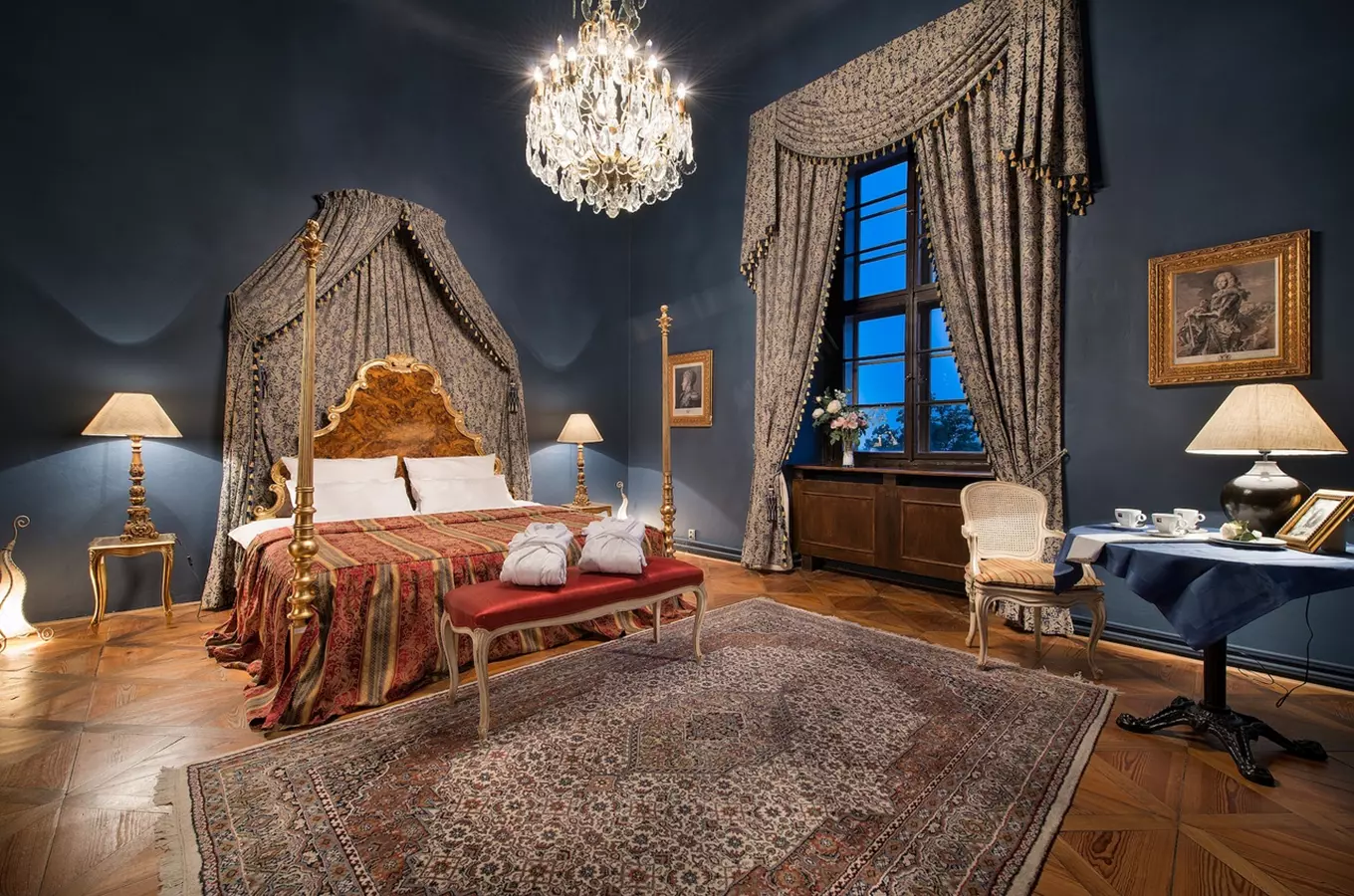 Luxusní pokoj v čtyřhvězdičkovém hotelu s kanopem.