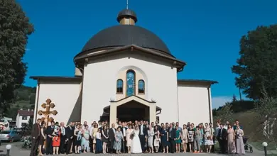 Svatba v kostele po rozvodu s nevěstou a hosty před chrámem.