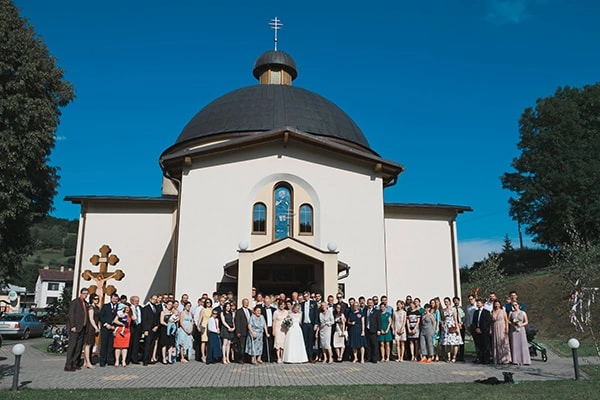 Svatba v kostele po rozvodu s nevěstou a hosty před chrámem.