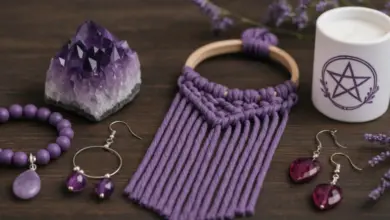 Fialové krystaly, šperky a sušená lavanda na dřevěném povrchu.