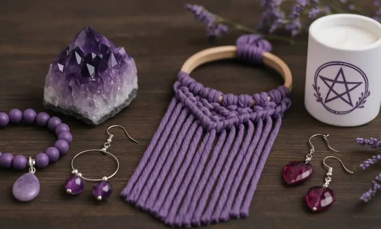 Fialové krystaly, šperky a sušená lavanda na dřevěném povrchu.