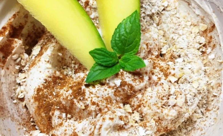 Dessert s ovocem a mátou v misce pro ilustraci kalorií
