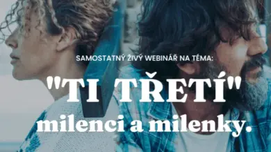 Muž a žena sedící zády k sobě v atmosféře rozchodu.