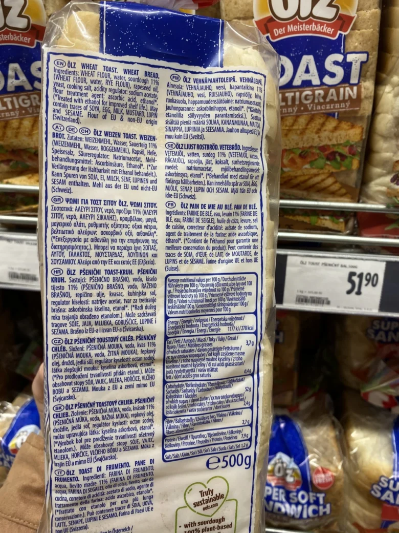 Balíček chleba s toustem se seznamem ingrediencí v mnoha jazycích.