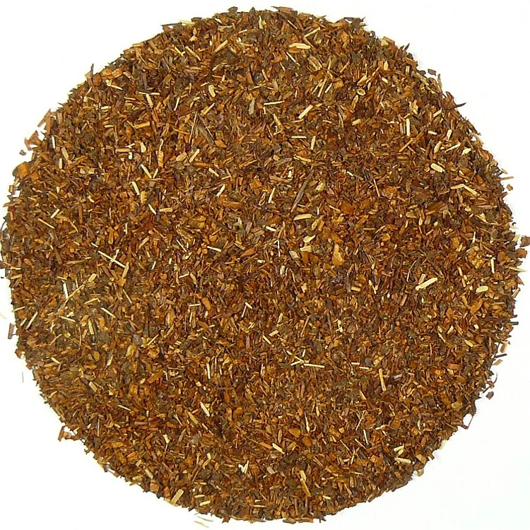 Suchá červenohnědá rostlinná surovina pro výrobu čaje Rooibos.