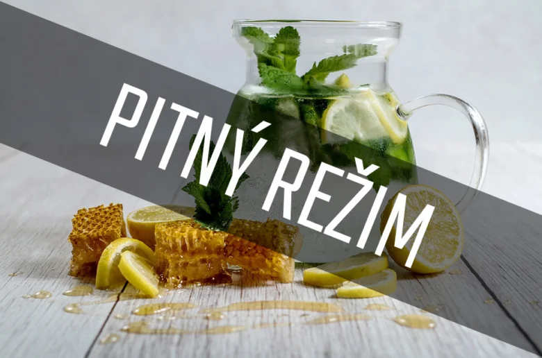 Sklenice s vodou, medem a citrony na dřevěném stole.