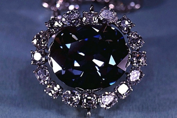 Velký modrý diamant v náhrdelníku s menšími bílými kameny.