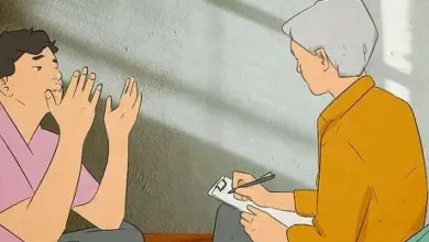 Psychologka zapisuje poznámky během sezení s klientem.
