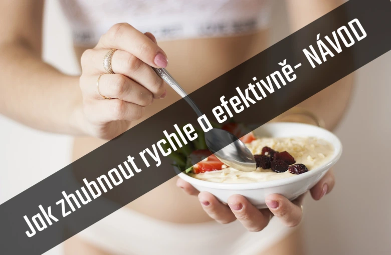 Ruce drží misku s kaší a ovocem, ilustruje zdravé jídlo.