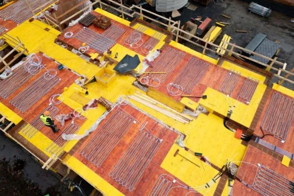 Stavba s instalací elektrického topení v podlahě na staveništi.