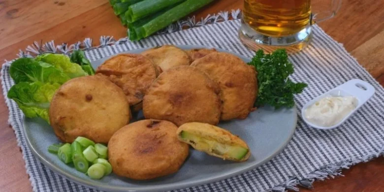 Zlatohnědé smažené placky s pivem na talíři.