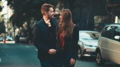 Muž a žena se na ulici líbají a flirtují s sebou.