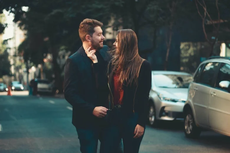 Muž a žena se na ulici líbají a flirtují s sebou.