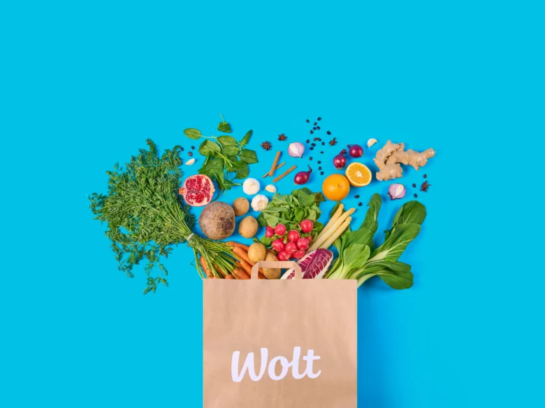 Korba s čerstvými zeleninovými produkty v papírovém tašce Wolt